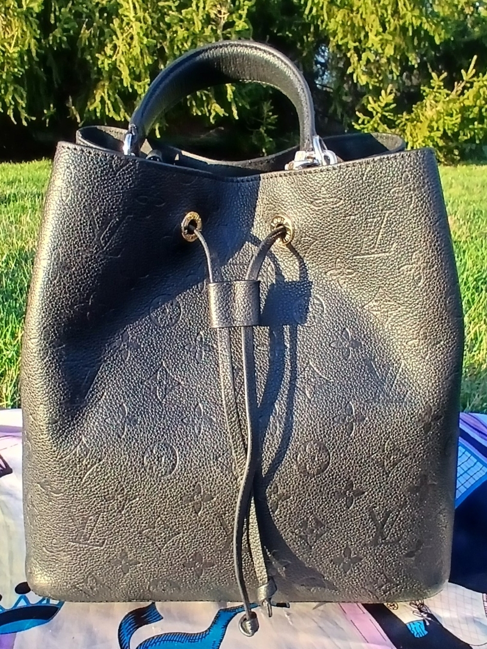Louis Vuitton NeoNoe MM Black Empreinte Leather – Authentic – Repair Needed